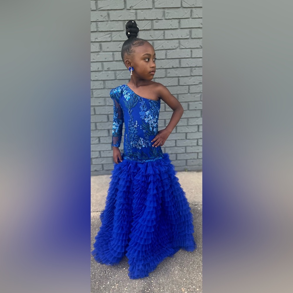 Elegant Blue One-Shoulder Kids Formal Dress
The Details! The Appliqués & RUFFLES